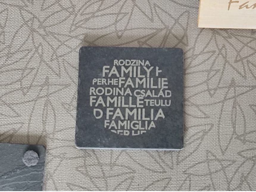 portavaso-en-piedra-grabada-familias